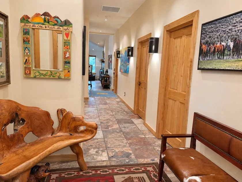 Avon Penthouse | Walk to Lake + Ski Shuttle - Image 1
