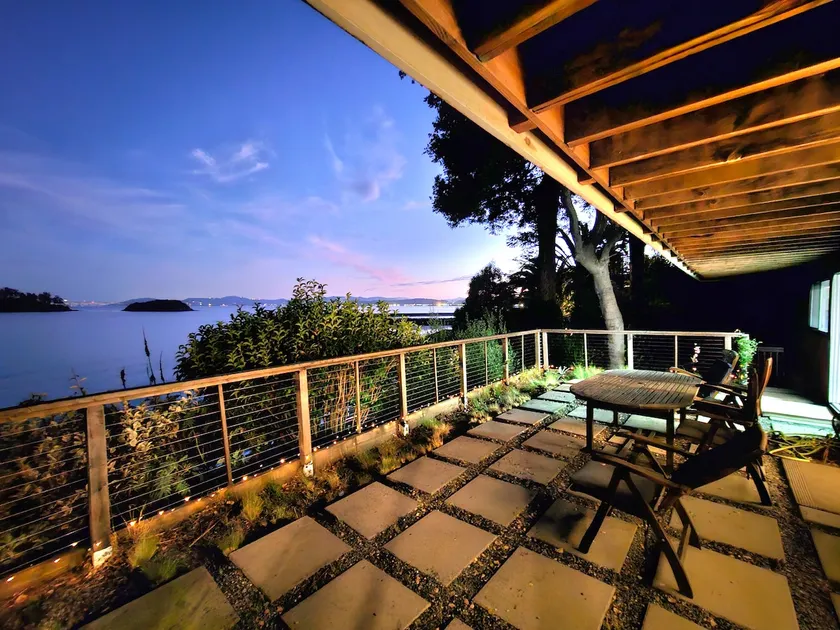 GORGEOUS BAYSIDE BUNGALOW WITH PRIVATE TERRACE - Image 1