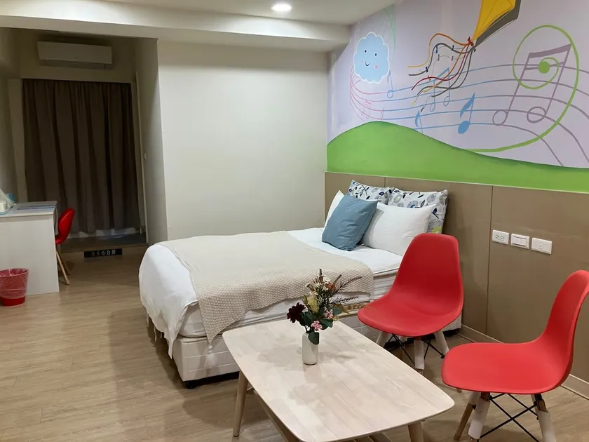 Music City Double Room, Formosa Boulevard, Liuhe Night Market, Formosa Boulevard Station - Image 1