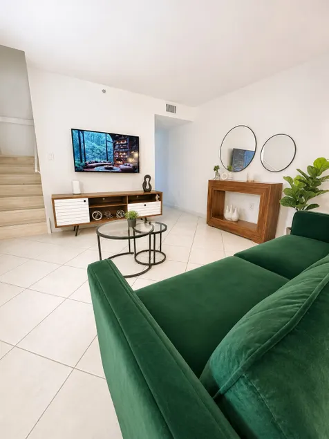 Modern Condo 2 BDR 2.5BT• Pool • Free Parking - Image 1