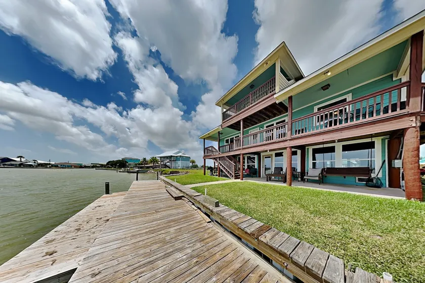 Waterfront Escape - Image 1