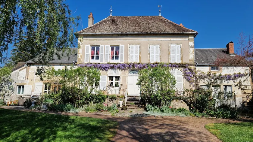 Gite next to mansion in La Celle and Morvan - Image 1