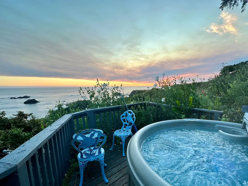 Sweet Oceanfront Studio in Vintage Cabin (Hot Tub) - Image 1