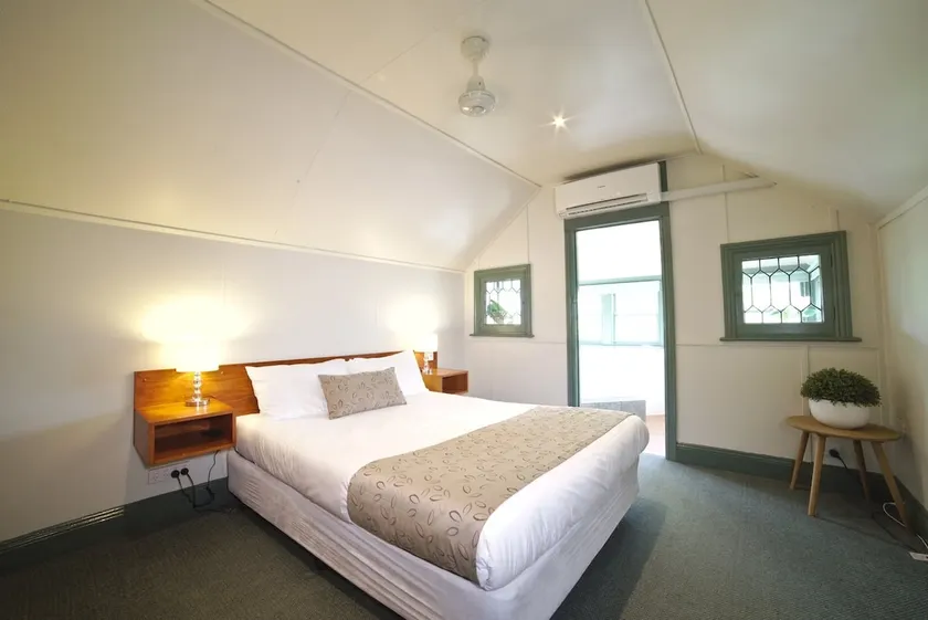2 Bedroom Self Contained Apartment with Spa - Image 1