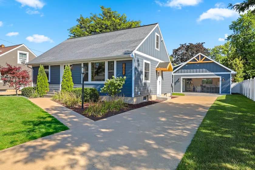 Fully Remodeled Home Walk to LambeauBarsResch - Image 1