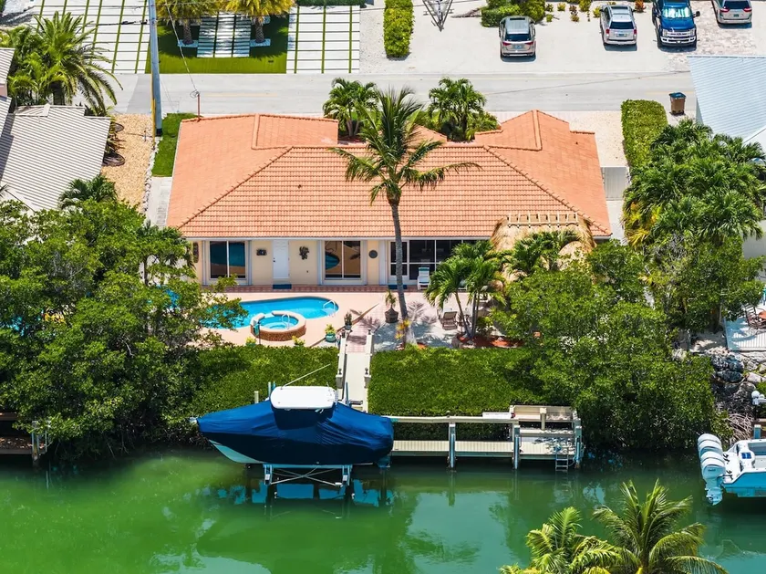 P13 - Loggerhead House 3 Bedroom Home with Private Pool - Image 1