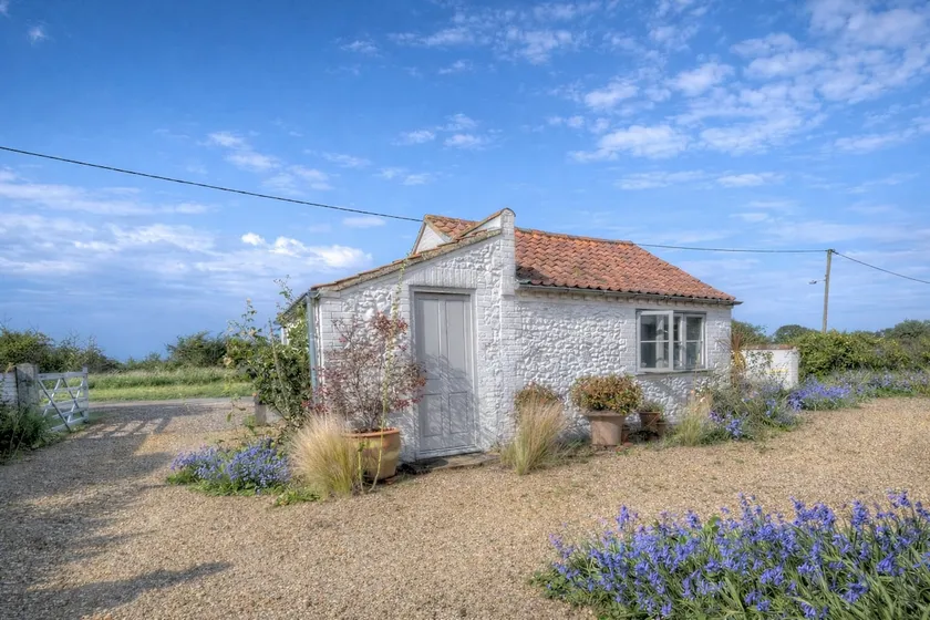 Bijou characterful detached annexe on the marshes. - Image 1