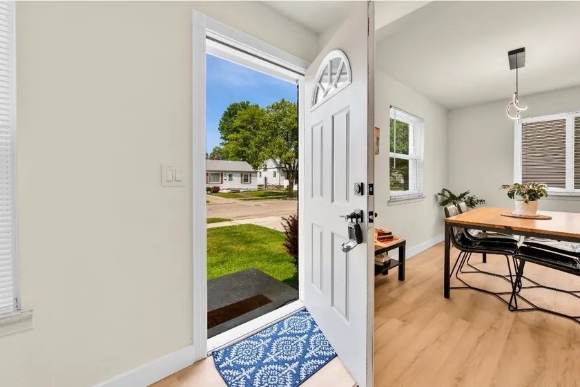 Royal Oak! Lovely Single Story Home- 4 beds/Deck! - Image 1