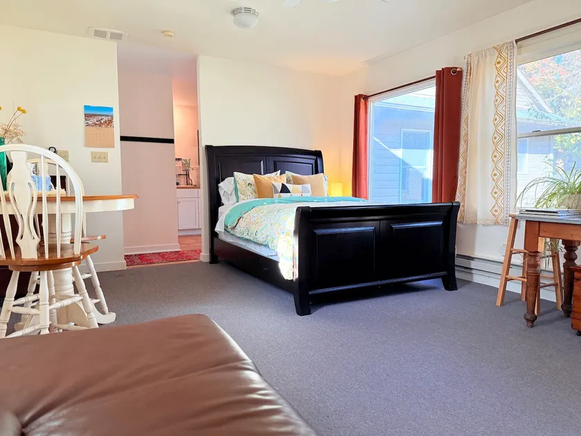Bright, charming studio walkable to KU, downtown - Image 1