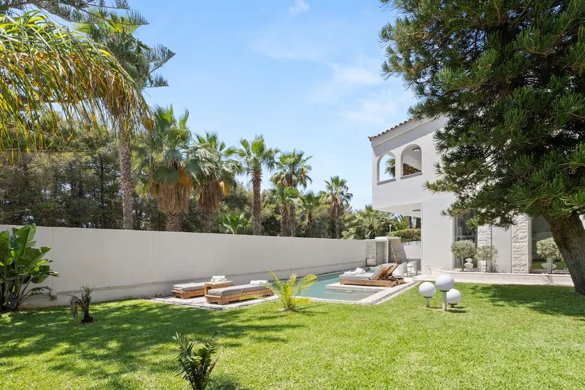 Luxury Villa with Pool, BBQ & Garden in Vouliagmeni - Image 1