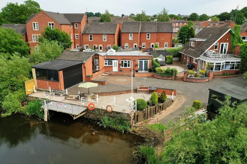 Beautiful waterside lodge on the river bank - Image 1