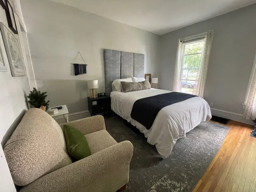 1 Bedroom with Extra Amenities, Quiet Neighborhood - Image 1
