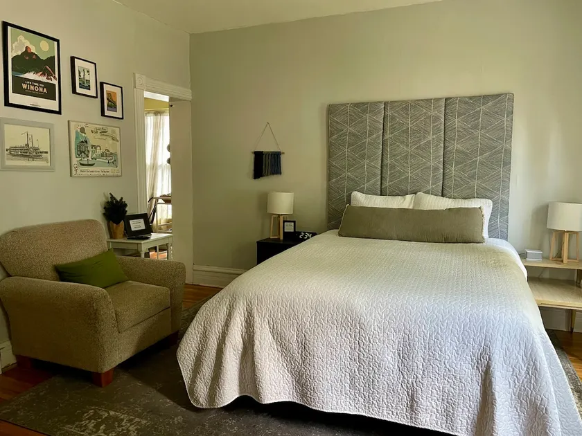 1 Bedroom with Extra Amenities, Quiet Neighborhood - Image 1