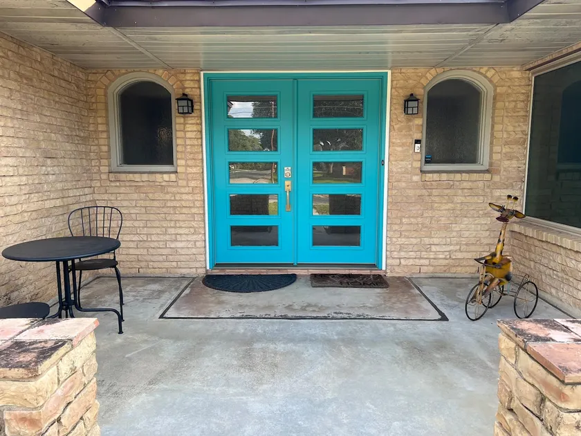 Mid-Century Cozy Home - Family Friendly - Image 1