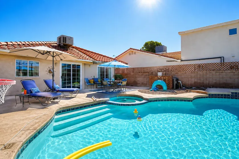 Las Vegas cozy heated pool - Image 1