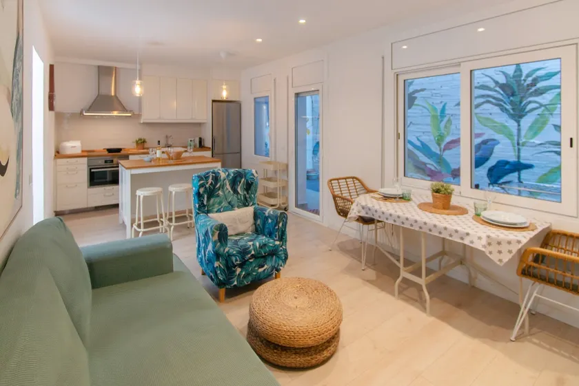 A central apartment and just 80 meters from the beach - Image 1