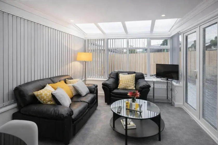 6 Bedrooms, 9 beds. Nottingham Top Serviced Home - Image 1