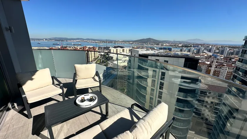 Beautiful Luxury Highrise Apartment - Image 1