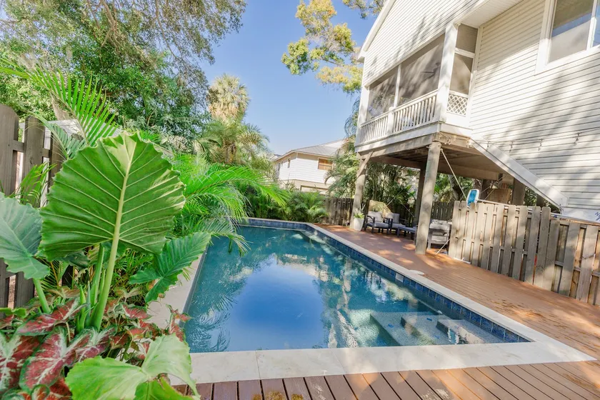 Eagle Nest Apartment-Walk downtown, new POOL! - Image 1