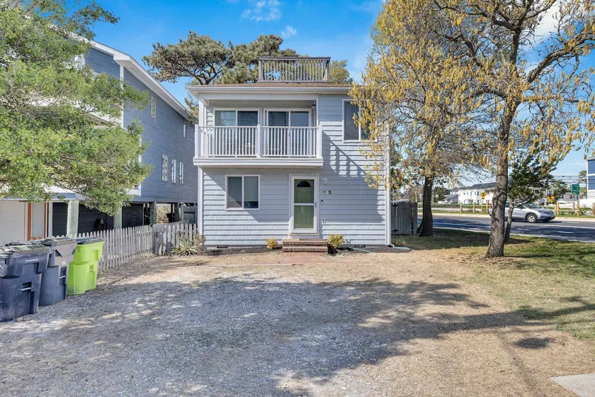 Coastal Retreat: Ocean Views & 3-Min Walk to Beach - Image 1