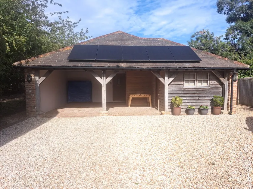 Self contained Cottage near the beach and Goodwood - Image 1