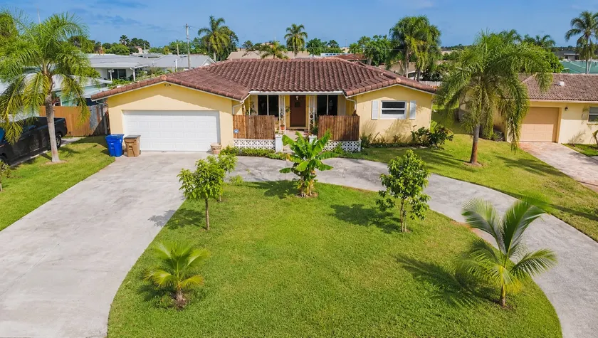 Treasure Cove Beach Home, 1.4 miles to the beach - Image 1