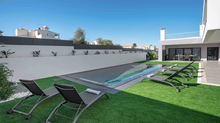 Villa in Alvor mit Bergblick. Beheizbarer privater Salzwasserpool. - Image 1