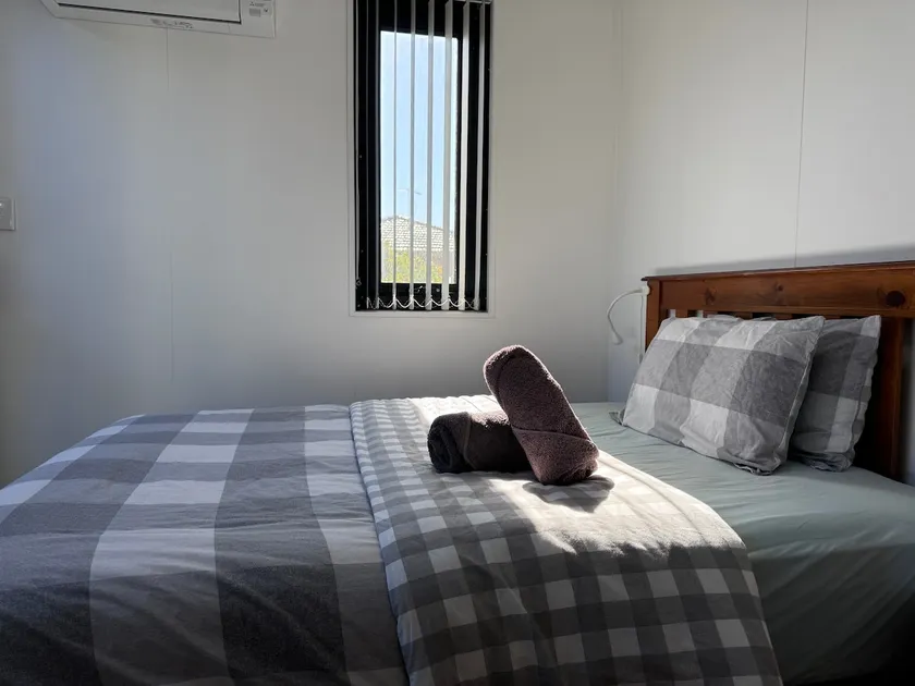 Cozy 2 Bedrooms Granny Flat with Parking - Image 1