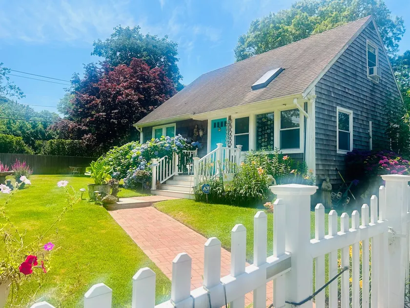 Southampton Beach Dogs Cottage- walk to beach! - Image 1
