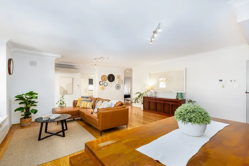 Beautiful 2 Bedroom Apt Min Walk to the City - Image 1