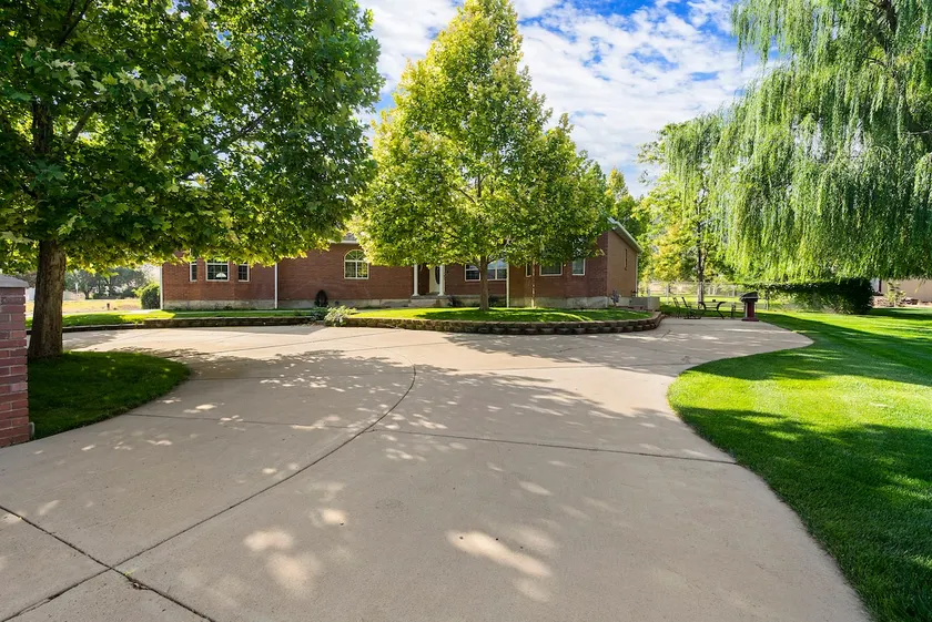 Quiet Rural 4-Bed w/ Lush Yard, Views & Parking. - Image 1