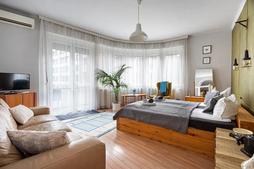 Charming Vintage Apartment Near Bars and Bistros - Image 1
