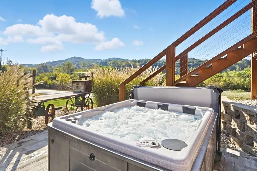 Brown Co Getaway: Sleeps 10-Hot Tub-Firepit-Grill - Image 1
