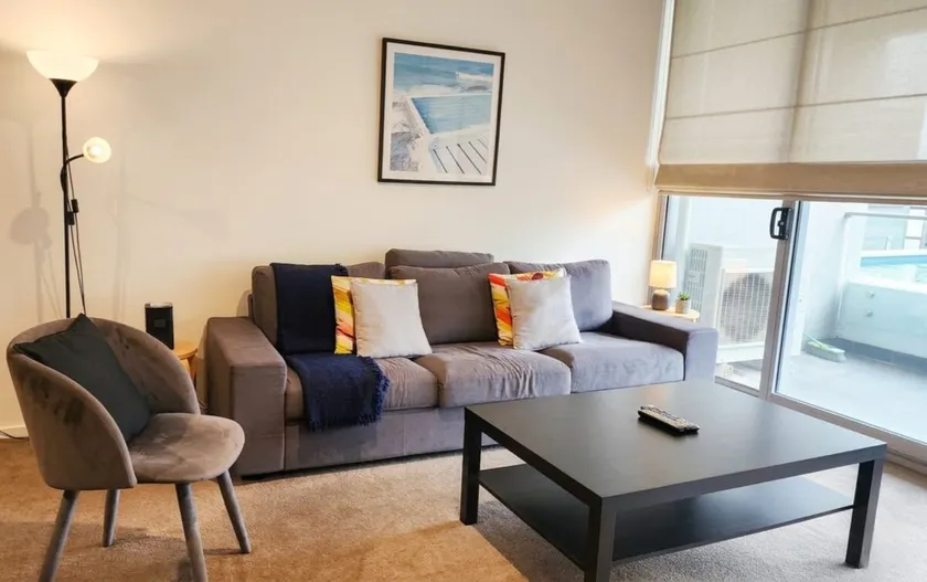 Kingston Foreshore Flat with Garden View - Image 1