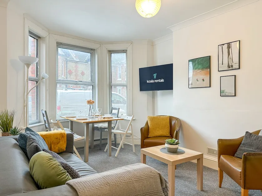 NEW - Spacious & Stylish 3 Bedroom Home in Folkestone - Image 1