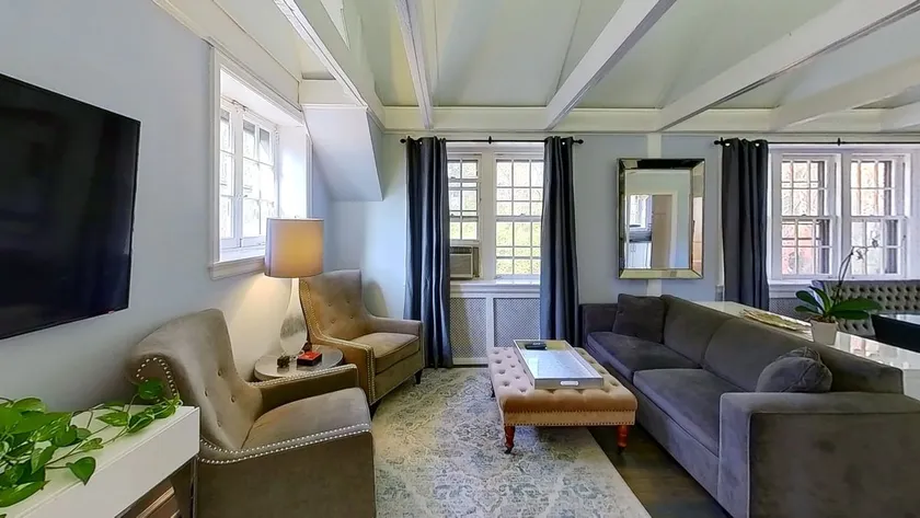 Private Upscale Carriage Hse Near Park & Stables - Image 1