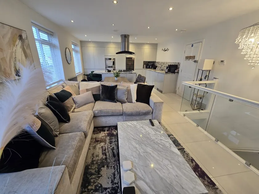 City Centre Duplex - Racecourse views w/ parking - Image 1