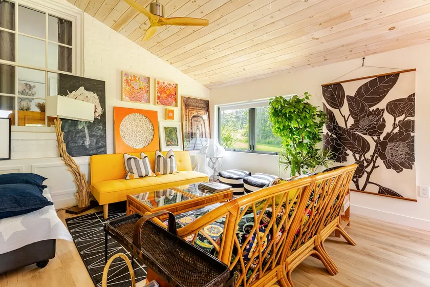 3 Bed PEC Home Loads of Style 1/2 hr to Sandbanks! - Image 1