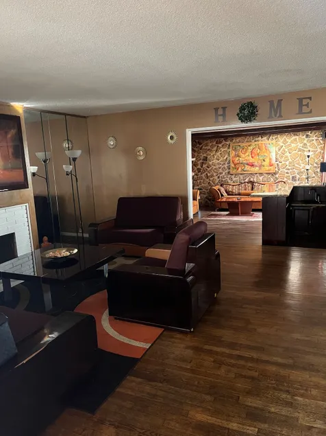 Cheerful 3-bedroom home with indoor fireplace - Image 1