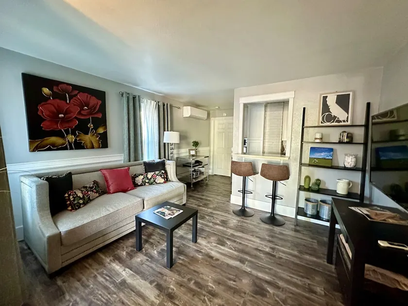 #1 Downtown Apartment with Free Parking - Image 1