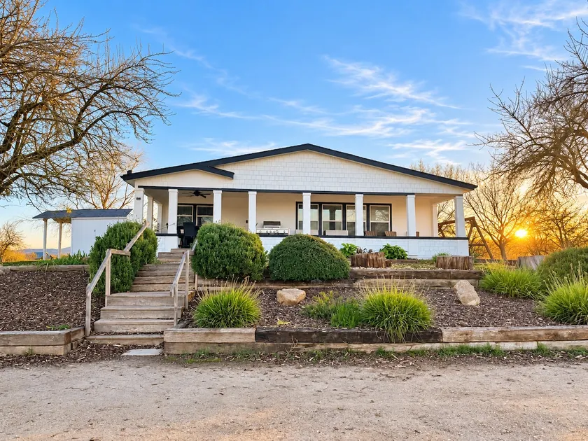 Hilltop Retreat | Ranch Stay + Views - Image 1