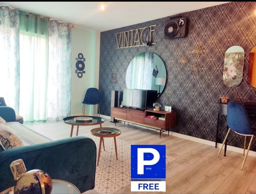 80s Loft ViNTAGE 15' Málaga Airport Free Guest Parking - Image 1