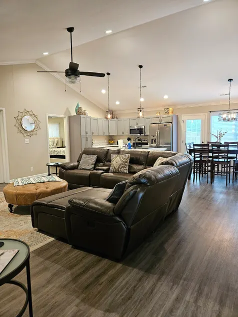 Centrally Located Condo/Sleeps 10/20 mins to UT - Image 1