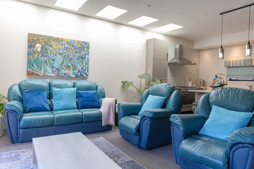 3BR Steps from Geelong Waterfront w/ Parking - Image 1