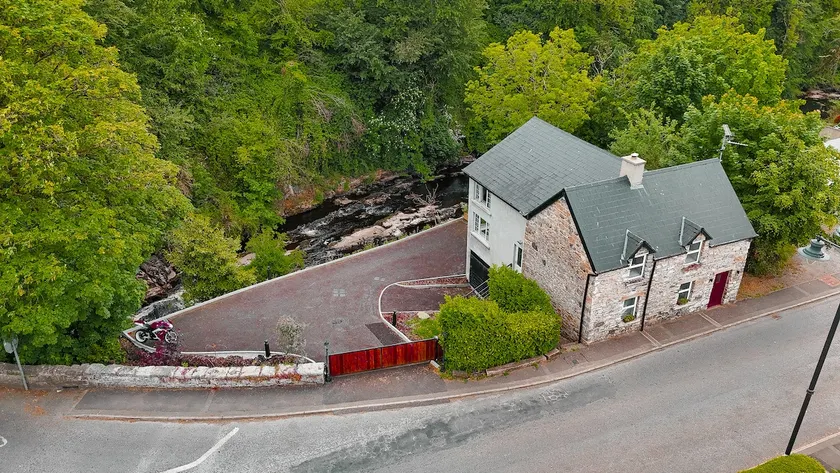Stone Cottage By The River - Image 1