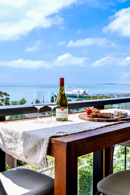 Bayview Luxe. Waterfront views! CBD - Image 1