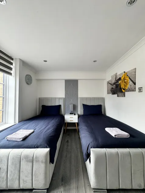 Twin Bed Apartment + New refurbishment + parking - Image 1