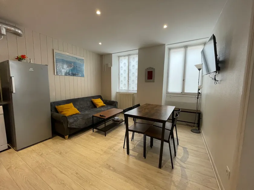 Cosy and luminous 2 bedroom flat - Image 1