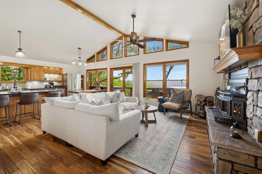★ ᖇᗩYBUᖇ ᑎ LOᗪGE »Hot tub» $ 1M LᗩKE VIEW! - Image 1