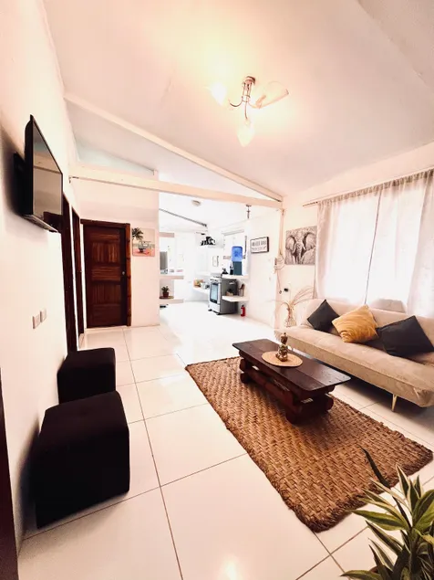 Comfortable 2bdr, steps to the beach and main trip - Image 1